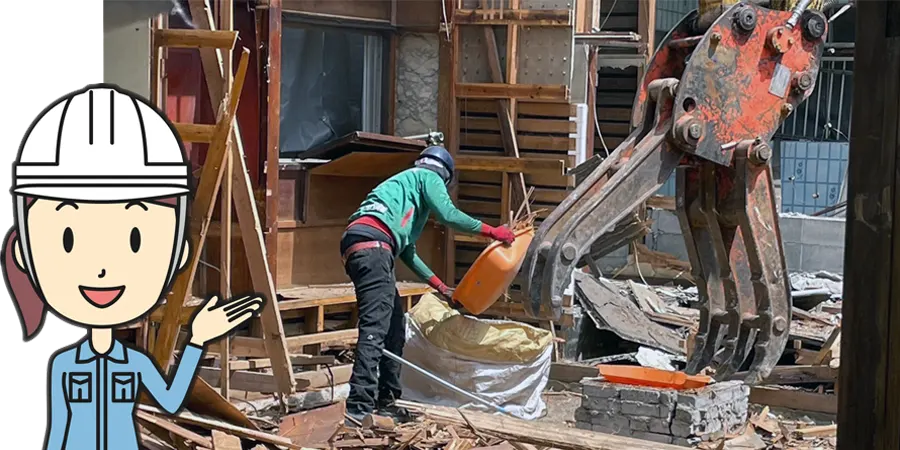 木造家屋解体で廃材の仕訳作業風景
